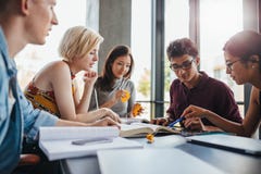 Olik grupp av studenter som studerar på arkivet arkivfoto Olik grupp av studenter som studerar på arkivet arkivfoto