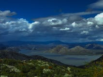 Olika bergformer över Skadar sjön fotografering för bildbyråer Olika bergformer över Skadar sjön fotografering för bildbyråer
