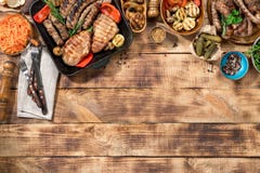 Olika foods som lagas mat på gallret på trätabellen royaltyfria bilder Olika foods som lagas mat på gallret på trätabellen royaltyfria bilder