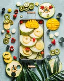 Olika färgrika nya frukter och bär i magasinet, bästa sikt Sommarmat vertikalt royaltyfri bild Olika färgrika nya frukter och bär i magasinet, bästa sikt Sommarmat vertikalt royaltyfri bild