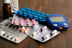 Olika preventivpillerar för sockersjukabehandling arkivfoto Olika preventivpillerar för sockersjukabehandling arkivfoto