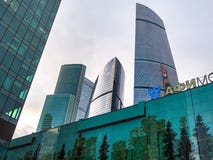 Olika skyskrapor i Moskvaaffärsmitten arkivbild Olika skyskrapor i Moskvaaffärsmitten arkivbild