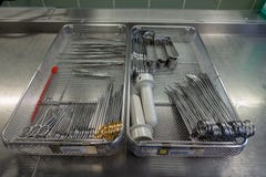 Olika sorterade kirurgiska instrument i ett magasin av metall royaltyfria bilder Olika sorterade kirurgiska instrument i ett magasin av metall royaltyfria bilder