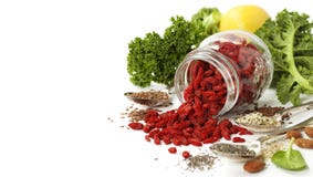 Olika superfoods på vit bakgrund arkivbild Olika superfoods på vit bakgrund arkivbild