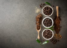 Olika variationer av kaffebönor med socker och gräsplan spricker på ut royaltyfri fotografi Olika variationer av kaffebönor med socker och gräsplan spricker på ut royaltyfri fotografi