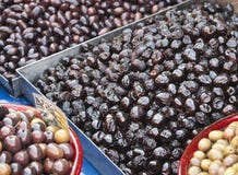 Olive nere greche su una stalla del mercato fotografia stock Olive nere greche su una stalla del mercato fotografia stock
