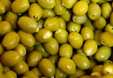 Olive verdi con materiale da otturazione immagine stock Olive verdi con materiale da otturazione immagine stock