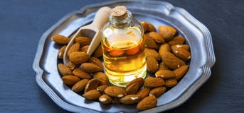 Olja för söta mandlar för skincare- och matbruk, sunda fetter oljer, Arkivbild Olja för söta mandlar för skincare- och matbruk, sunda fetter oljer, Arkivbild