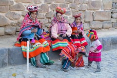 Ollantaytambo, Περού - τον Ιούνιο του 2015 circa: Γυναίκες και παιδιά στα παραδοσιακά περουβιανά ενδύματα σε Ollantaytambo, Περού στοκ εικόνα Ollantaytambo, Περού - τον Ιούνιο του 2015 circa: Γυναίκες και παιδιά στα παραδοσιακά περουβιανά ενδύματα σε Ollantaytambo, Περού στοκ εικόνα
