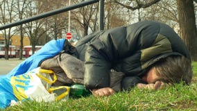 Olomouc, République Tchèque, le 2 janvier 2019 : Endormi sans abri et se réveille du sommeil se réveille dans le sac de couchage banque de vidéos Olomouc, République Tchèque, le 2 janvier 2019 : Endormi sans abri et se réveille du sommeil se réveille dans le sac de couchage banque de vidéos