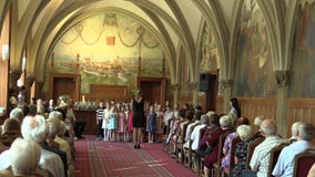 Olomouc, Tsjechische Republiek, 15 April, 2018: Zingt de koor koorkinderen die zingen van Tsjechisch volkslied Sluwe panenky oude stock footage Olomouc, Tsjechische Republiek, 15 April, 2018: Zingt de koor koorkinderen die zingen van Tsjechisch volkslied Sluwe panenky oude stock footage