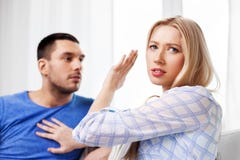 Olyckliga par som har argument hemma royaltyfria bilder Olyckliga par som har argument hemma royaltyfria bilder