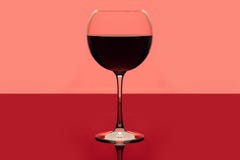 om odosobnione waite czerwonego wina Pije szkło czerwone wino na menchii i czerwieni tle alkoholiczny nap?j Romantyczny wieczór l obrazy stock om odosobnione waite czerwonego wina Pije szkło czerwone wino na menchii i czerwieni tle alkoholiczny nap?j Romantyczny wieczór l obrazy stock