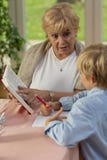 Oma die zijn kleinzoon onderwijzen royalty-vrije stock foto's Oma die zijn kleinzoon onderwijzen royalty-vrije stock foto's