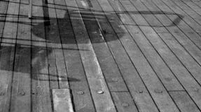 Ombre de chaise sur un plancher en bois photos stock Ombre de chaise sur un plancher en bois photos stock