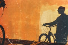 Ombre de cycliste masculin méconnaissable sur un mode de vie courant quotidien de mur coloré images libres de droits Ombre de cycliste masculin méconnaissable sur un mode de vie courant quotidien de mur coloré images libres de droits