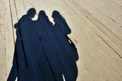 Ombre di una famiglia che fa selfie sul pavimento del legname immagini stock Ombre di una famiglia che fa selfie sul pavimento del legname immagini stock