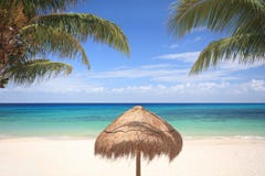 Ombrello dell'erba sulla spiaggia tropicale immagini stock Ombrello dell'erba sulla spiaggia tropicale immagini stock