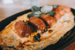 Omelette con la salsiccia, le erbe ed i pomodori del chorizo fotografie stock Omelette con la salsiccia, le erbe ed i pomodori del chorizo fotografie stock