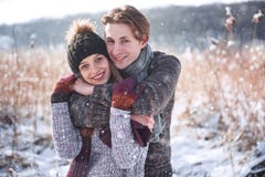 Omfamning för lyckliga par för jul förälskad i den kalla skogen för snöig vinter, kopieringsutrymme, partiberöm för nytt år, feri royaltyfri fotografi Omfamning för lyckliga par för jul förälskad i den kalla skogen för snöig vinter, kopieringsutrymme, partiberöm för nytt år, feri royaltyfri fotografi