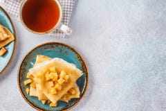 Omfloerst gediend met gekarameliseerde appelen voor dessert stock fotografie Omfloerst gediend met gekarameliseerde appelen voor dessert stock fotografie