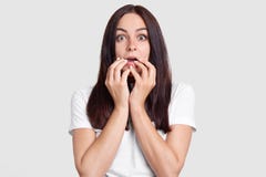 Omg, свое ужасное! Shocked потревожился женщина с вспугнутым выражением лица, держит руки около рта, слышит shocking новости, нос стоковая фотография Omg, свое ужасное! Shocked потревожился женщина с вспугнутым выражением лица, держит руки около рта, слышит shocking новости, нос стоковая фотография