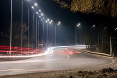 Γρήγορα κινούμενη κυκλοφορία τη νύχτα χειμερινή εποχή έννοια του δρόμου, της αφαίρεσης χιονιού και πάγου, του κινδύνου και της ασ στοκ εικόνα με δικαίωμα ελεύθερης χρήσης Γρήγορα κινούμενη κυκλοφορία τη νύχτα χειμερινή εποχή έννοια του δρόμου, της αφαίρεσης χιονιού και πάγου, του κινδύνου και της ασ στοκ εικόνα με δικαίωμα ελεύθερης χρήσης