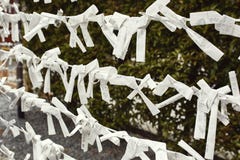 Omikuji вися на проводах в Киото Японии стоковые фото Omikuji вися на проводах в Киото Японии стоковые фото