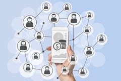 Omnichannel и вирусная социальная концепция маркетинга и передвижных продаж при рука держа современный умный телефон стоковая фотография Omnichannel и вирусная социальная концепция маркетинга и передвижных продаж при рука держа современный умный телефон стоковая фотография