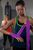 Omslag van de vrouwen de bindende hand op hand stock afbeelding Omslag van de vrouwen de bindende hand op hand stock afbeelding