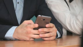Onbekende het grijs-staalsmartphone van de studentenholding stock video Onbekende het grijs-staalsmartphone van de studentenholding stock video