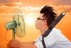 A onda de calor está vindo, homem de negócio que guarda um fã bonde imagens de stock royalty free A onda de calor está vindo, homem de negócio que guarda um fã bonde imagens de stock royalty free