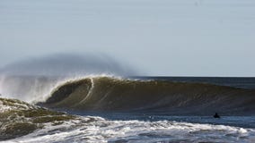 Onda de fractura con la persona que practica surf foto de archivo libre de regalías Onda de fractura con la persona que practica surf foto de archivo libre de regalías