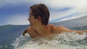 Onda del montar a caballo de la persona que practica surf del POV Onda del montar a caballo de la persona que practica surf del POV