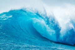 Onda di oceano blu potente fotografia stock libera da diritti Onda di oceano blu potente fotografia stock libera da diritti