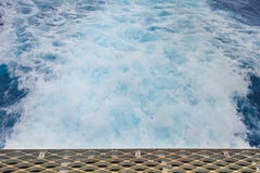 Ondas atrás do barco do grupo com a cremalheira de fio de aço com oxidado imagem de stock Ondas atrás do barco do grupo com a cremalheira de fio de aço com oxidado imagem de stock