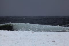Ondas grandes de la orilla fangosa del golpe del hielo del lago Superior fotografía de archivo libre de regalías Ondas grandes de la orilla fangosa del golpe del hielo del lago Superior fotografía de archivo libre de regalías