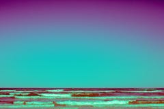 Ondas magentas que golpean la playa el verano imagenes de archivo Ondas magentas que golpean la playa el verano imagenes de archivo