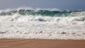 Ondas potentes que se rompen cerca de línea de la playa foto de archivo libre de regalías Ondas potentes que se rompen cerca de línea de la playa foto de archivo libre de regalías