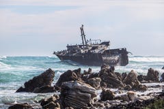 Ondas que se estrellan por un viejo naufragio aherrumbrado Hogar a los cormoranes, a las gaviotas y a otros pájaros fotografía de archivo Ondas que se estrellan por un viejo naufragio aherrumbrado Hogar a los cormoranes, a las gaviotas y a otros pájaros fotografía de archivo