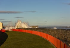 Onde che si schiantano a Lossiemouth. fotografia stock Onde che si schiantano a Lossiemouth. fotografia stock