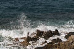 Onde che si schiantano sulle rocce fotografia stock libera da diritti Onde che si schiantano sulle rocce fotografia stock libera da diritti