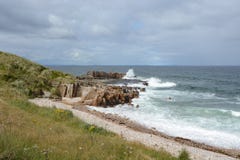 Onde che si schiantano sulle rocce dell'arenaria fotografia stock libera da diritti Onde che si schiantano sulle rocce dell'arenaria fotografia stock libera da diritti