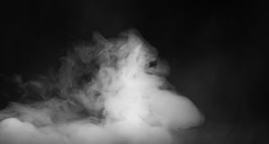 Onde di rotolamento delle nuvole della foschia del fumo da ghiaccio secco attraverso il fondo anche leggero immagine stock Onde di rotolamento delle nuvole della foschia del fumo da ghiaccio secco attraverso il fondo anche leggero immagine stock