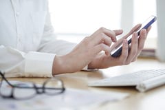 Onderneemster die mobiele telefoon met behulp van stock foto's Onderneemster die mobiele telefoon met behulp van stock foto's
