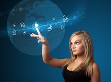 Onderneemster die modern sociaal type van pictogrammen drukt stock foto's Onderneemster die modern sociaal type van pictogrammen drukt stock foto's