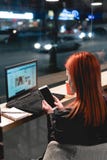 Onderneemster, meisje die aan laptop in koffie, greepsmartphone in handen werken, pen, gebruikstelefoon Freelancer werkt ver Onli royalty-vrije stock afbeeldingen Onderneemster, meisje die aan laptop in koffie, greepsmartphone in handen werken, pen, gebruikstelefoon Freelancer werkt ver Onli royalty-vrije stock afbeeldingen