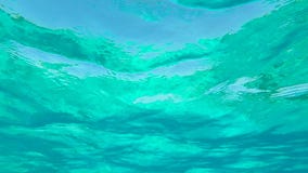 Onderwatermening door Verbazend Duidelijk Blauw Zeewater Slowmotion Achtergrond van HD GoPro stock videobeelden Onderwatermening door Verbazend Duidelijk Blauw Zeewater Slowmotion Achtergrond van HD GoPro stock videobeelden