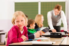 Onderwijs - Leerlingen en leraar die op school leren stock afbeelding Onderwijs - Leerlingen en leraar die op school leren stock afbeelding
