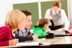 Onderwijs - Leerlingen en leraar die op school leren royalty-vrije stock afbeeldingen Onderwijs - Leerlingen en leraar die op school leren royalty-vrije stock afbeeldingen